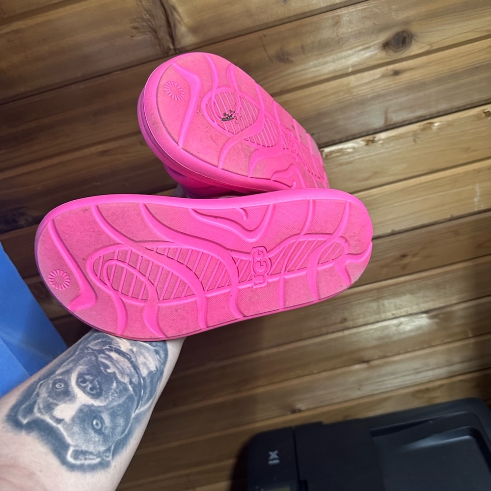 UGG women’s 8/9 Bright Pink foam sandals with back strap - Picture 3 of 4